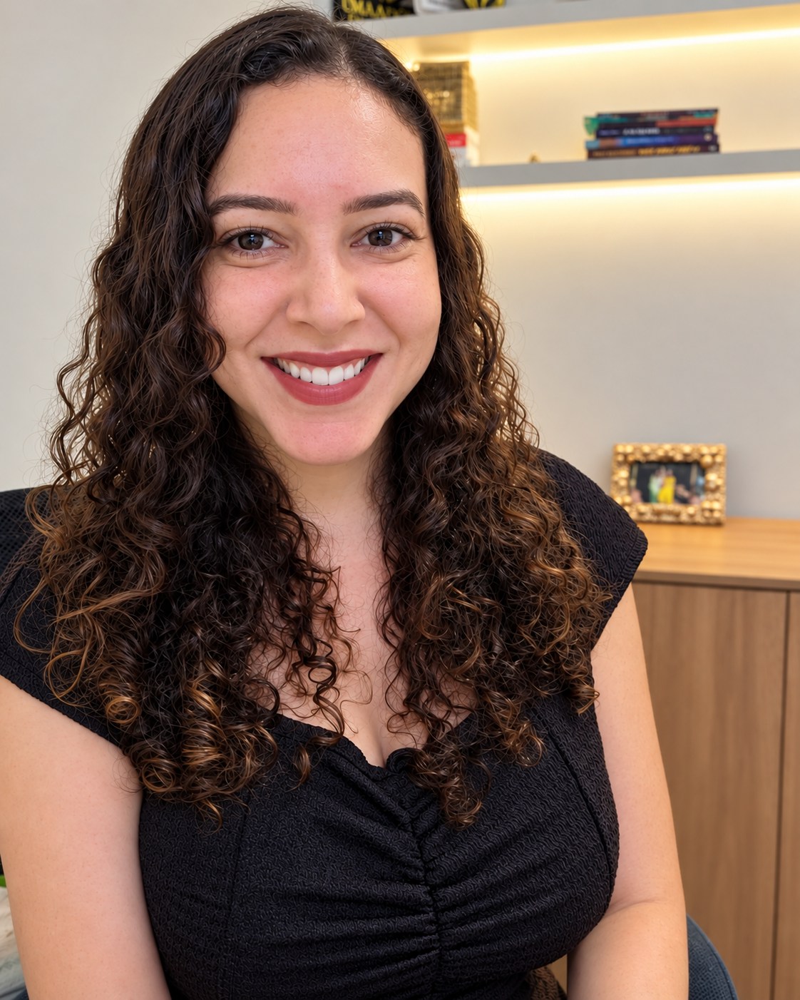 Natalia Almeida, psicóloga, em retrato profissional